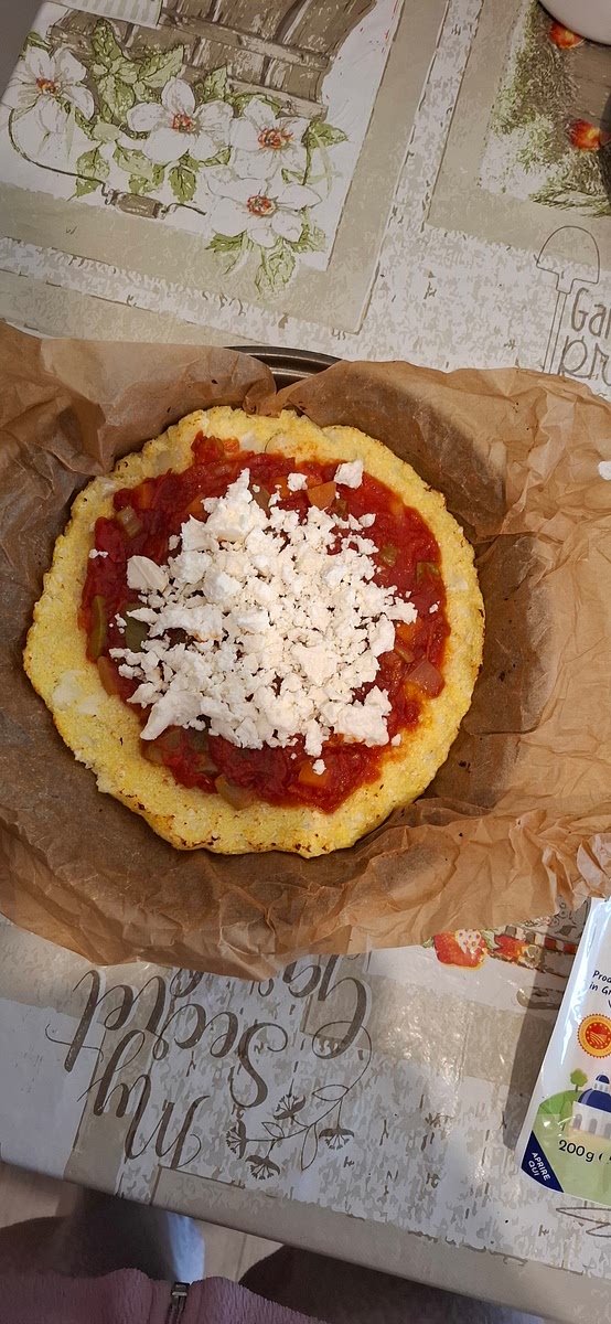 Metti il sugo e la feta e fai cuocere in forno