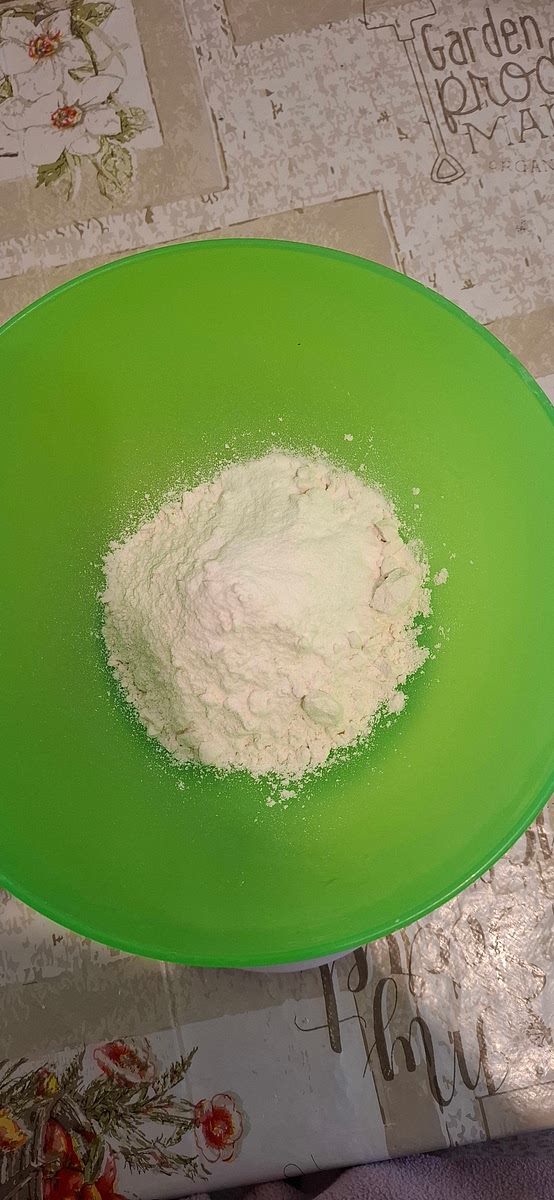 Unisci 100g di yogurt e 100g di farina