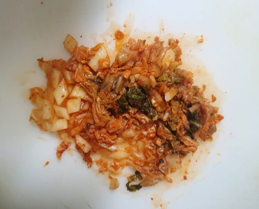고추참치와 같은 양의 김치를 썰어서 준비해 주세요. 마침 집에 신김치가 있어서 사용했어요.