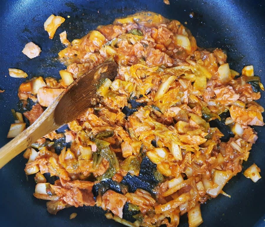 김치가 적당히 볶아지면 고추참치 한캔을 따서 같이 볶기 시작합니다.