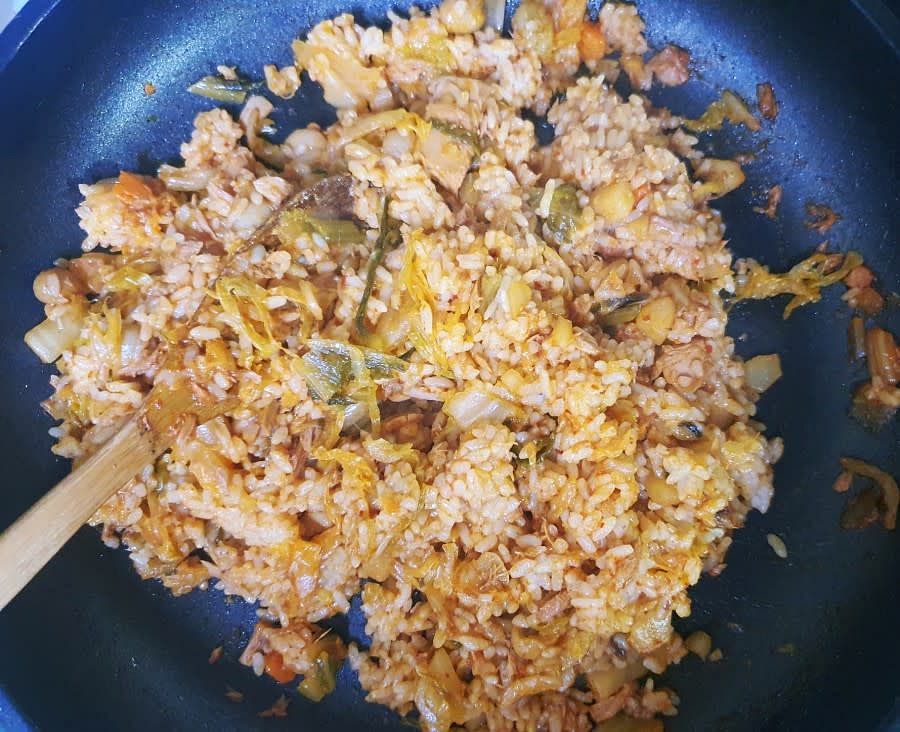 재료가 다 볶아지면 불을 끄고 밥 2공기를 넣어주세요. 그리고 잘 비벼줍니다. 불을 끄고 먼저 비벼준 후에 다시 볶아줘야 더 맛있는 볶음밥을 만들 수 있어요.