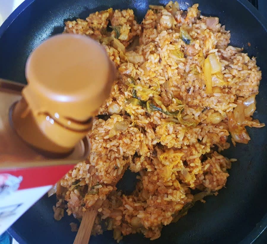 밥이 다 볶아지면 불을 끈 후 참기름과 후추를 넣고 섞어줍니다.