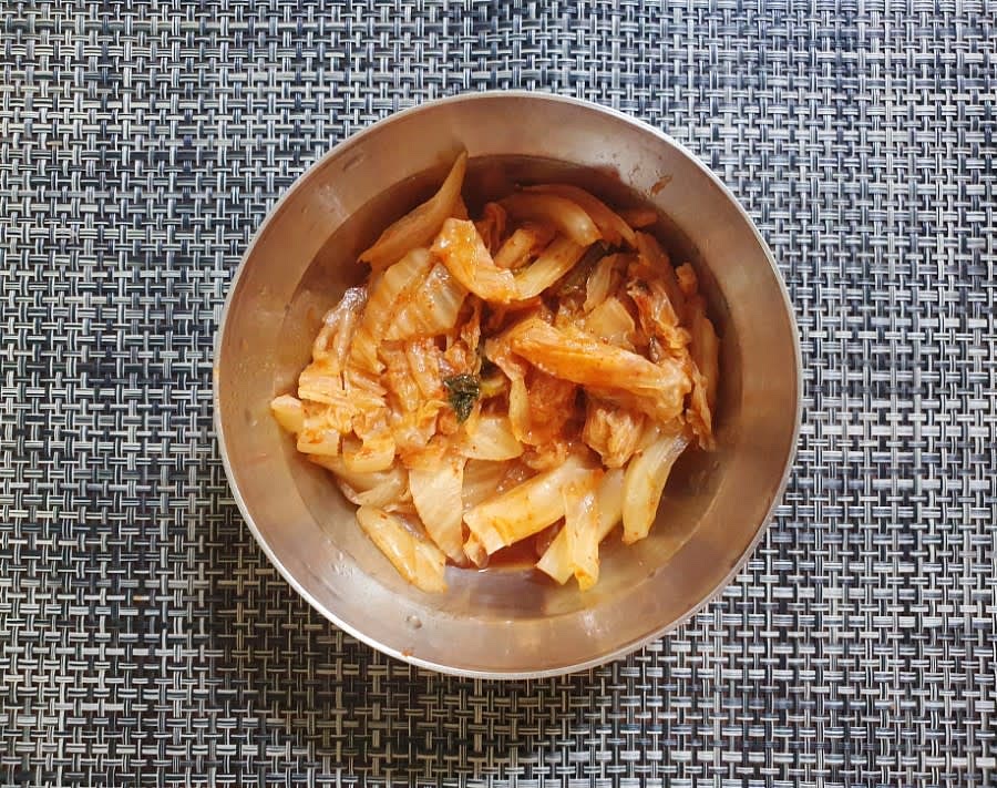 ​물이 끓는동안 얼큰 김치 만두국에 들어갈 김치를 썰어서 준비해주세요. 매콤한 맛을 위해 김치국물도 약 5T 정도 추가해 주었어요.