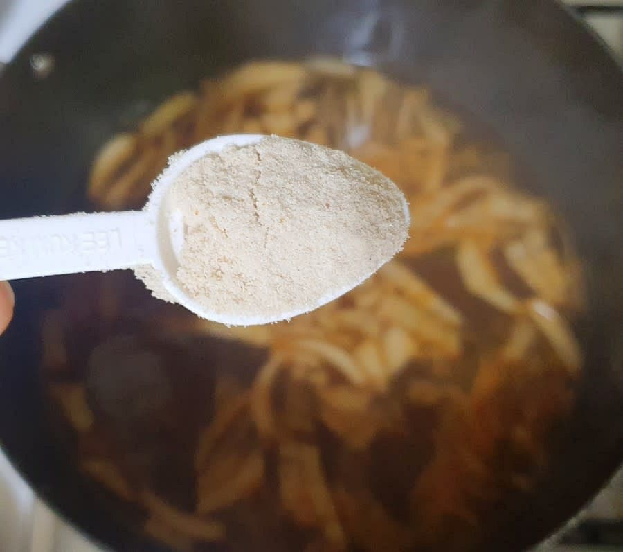 김치가 적당히 익으면 이제 간을 해줄거예요. 참치액 2T와 치킨스톡 1T를 넣어주었는데요. 참치액이 없다면 액젓을 넣어주어도 좋아요.