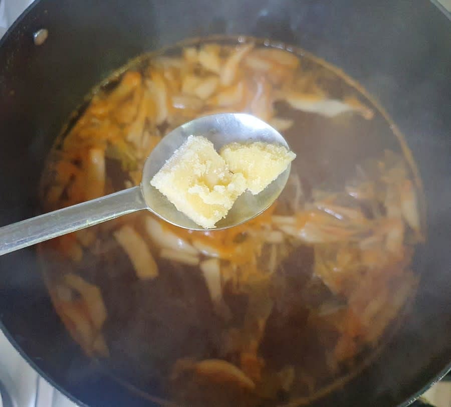 다진마늘도 1T 넣고 끓여주세요.