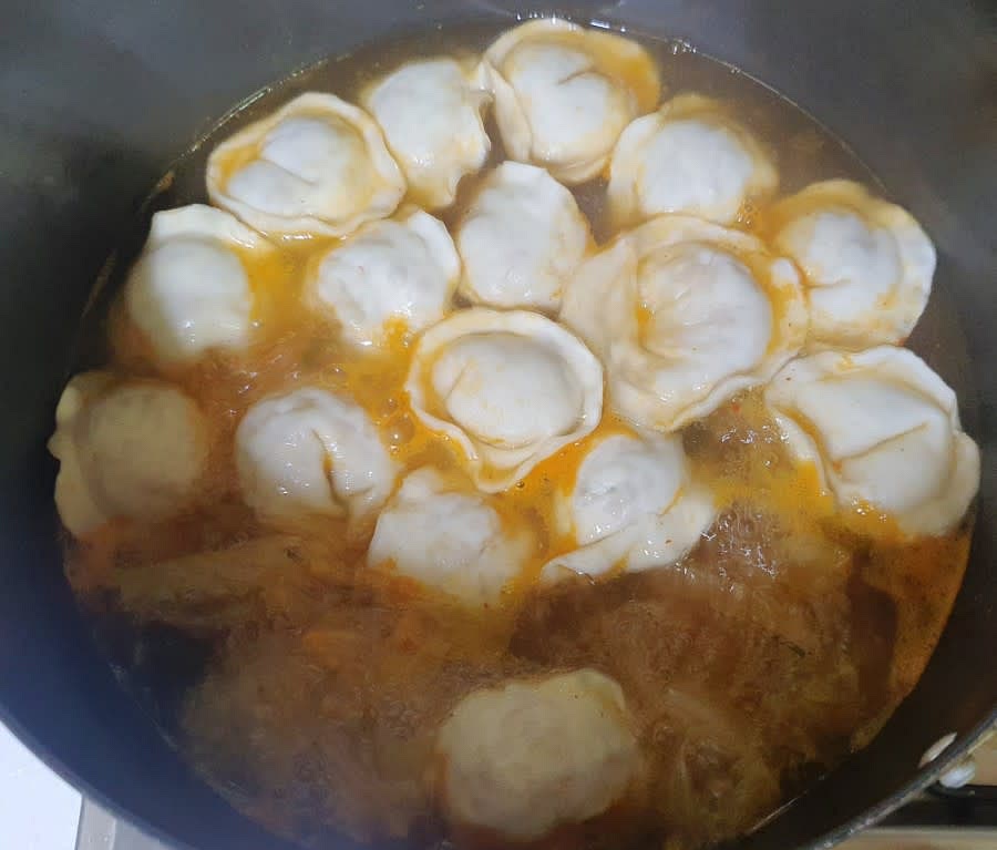 이제 만두를 넣고 만두가 익을때까지 끓여주세요.