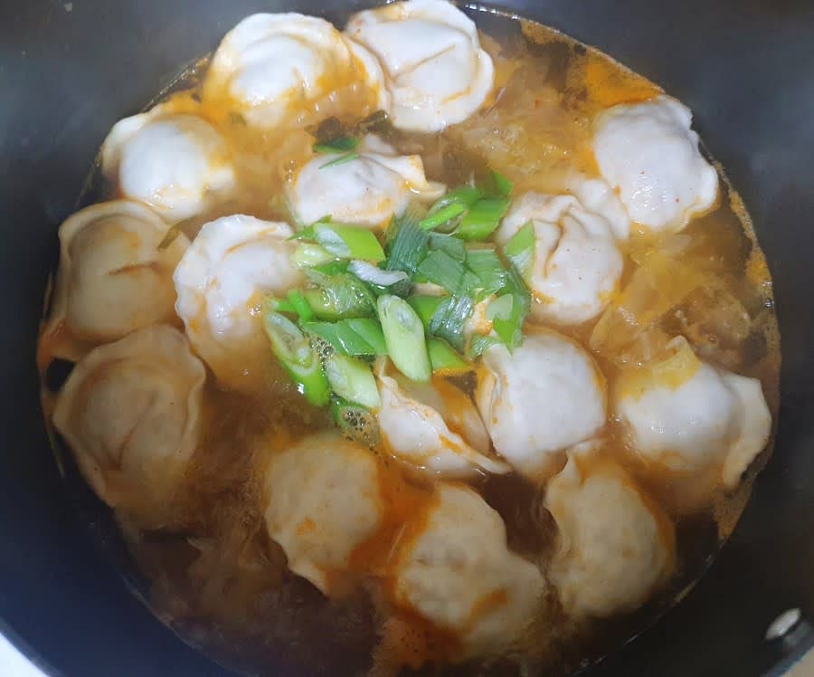 만두가 어느정도 익으면 마지막으로 어슷썰기한 파를 넣어서 향을 살려주세요. 파를 넣고 나서는 살짝만 끓여주면 됩니다.