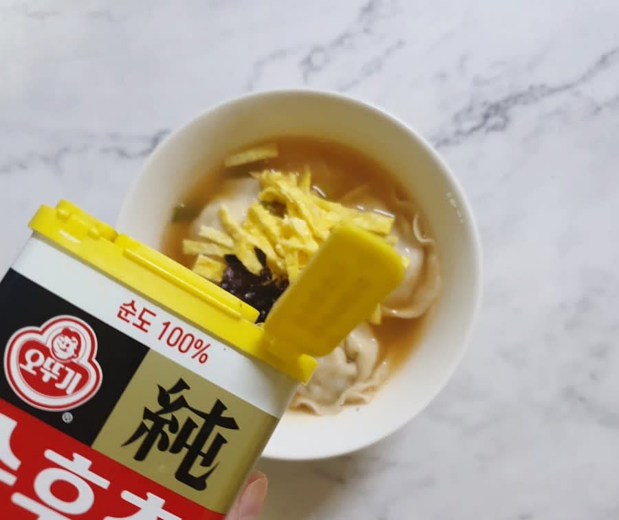 완성된 얼큰 김치 만두국에 계란지단, 김가루, 후춧가루를 넣어주세요.
