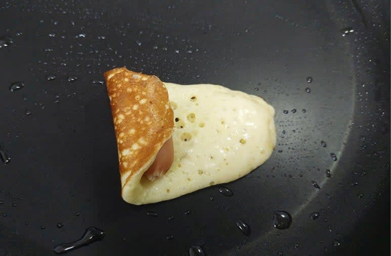 반죽에 기포가 생기면 비엔나 소세지를 올려 말아 줍니다.