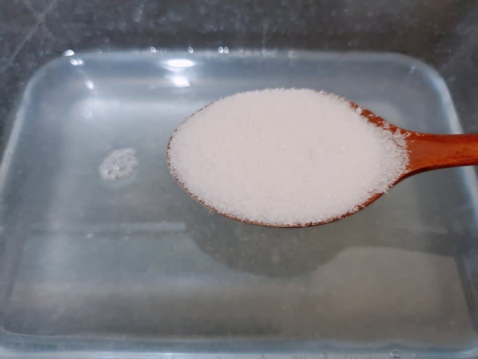 밀폐용기에 갈아 만든 배 1캔 (238ml), 설탕 3큰술, 식초 8큰술, 고추장 4큰술을 넣고 설탕이 녹을 때까지 섞어주세요