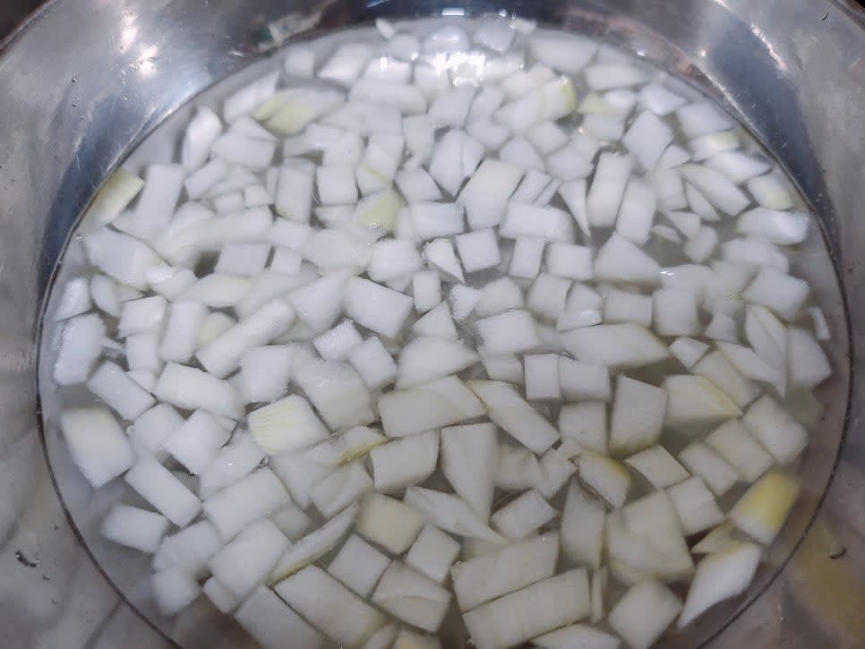 양파는 물에 살짝 담가 매운맛을 제거 후 체에 밭쳐 물기를 제거해 주세요