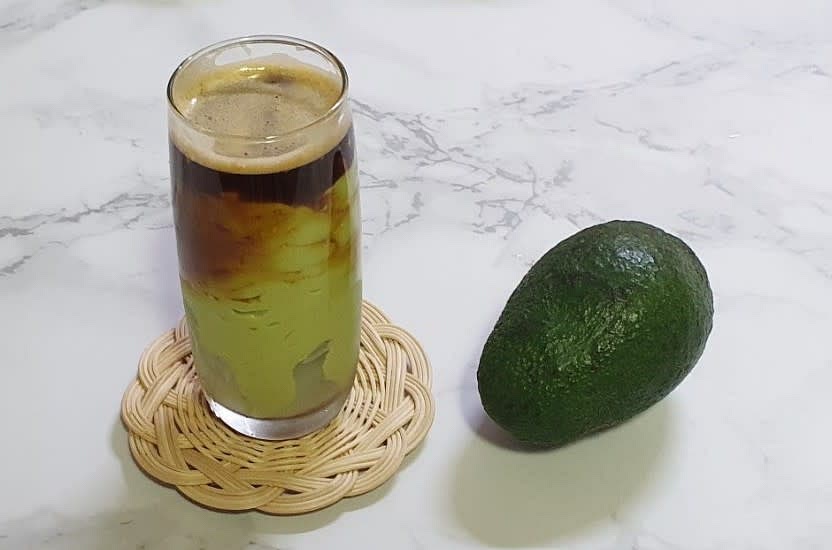 고소한 맛이 좋은 아보카도커피 완성이에요.
