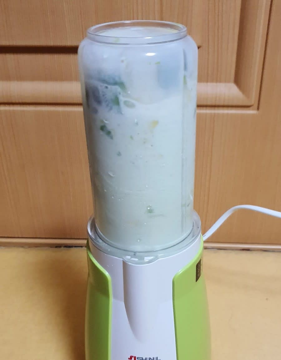 아보카도가 완전히 갈릴때가지 믹서기를 돌려주세요.