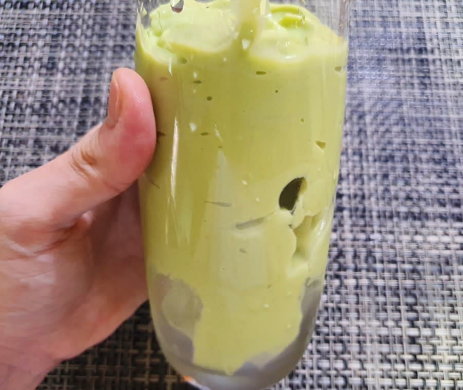 유리잔에 얼음을 넣고 아보카도 스무디를 부어주세요.