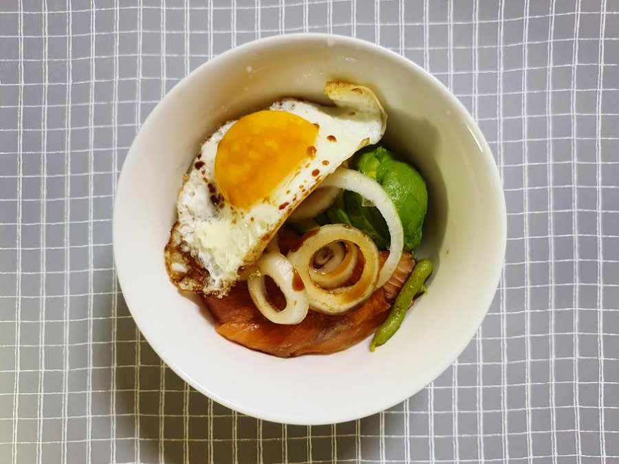 맛있는 아보카도 연어덮밥 완성이에요.