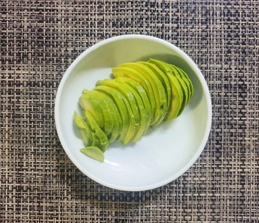 아보카도를 얇게 편썰어서 준비해주세요.