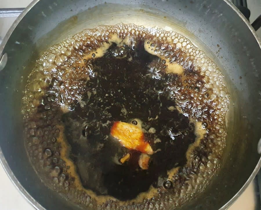 냄비에 진간장 5T, 물 10T, 설탕 1.5T, 말린 편생강 2개, 맛술 1T를 넣고 생강맛이 살짝 우러나올때까지 소스를 끓여주세요.