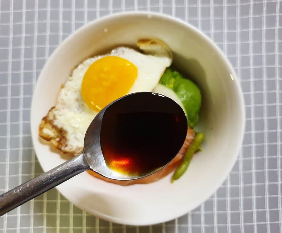 그 위에 찬물에 담가두었던 양파를 올리고 계란후라이를 마지막으로 올려줍니다. 여기에 느끼함을 잡아줄 와사비를 적당히 넣어주고 조금 전에 만들어놓은 간장 양념을 3T 넣어 주세요.