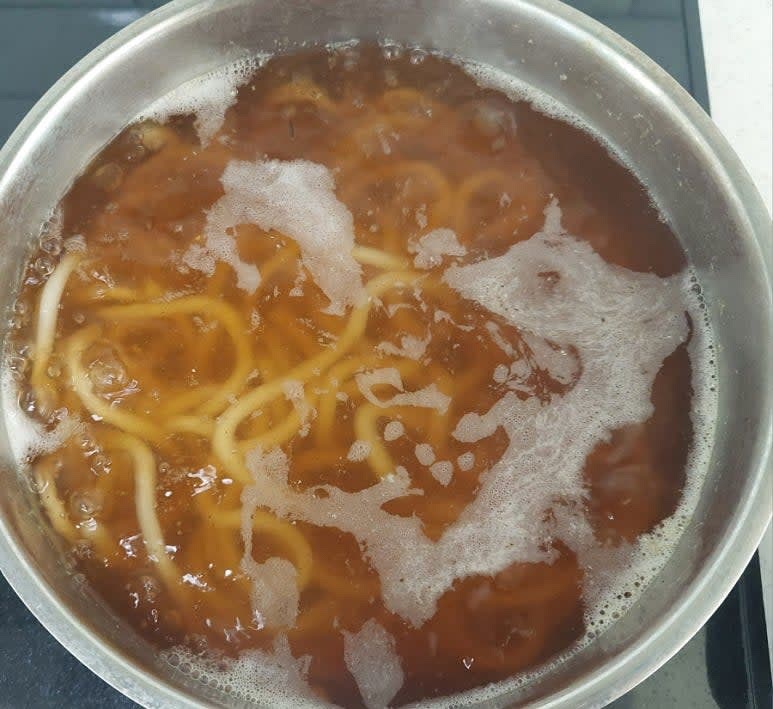 미지근한 물에 담가 해동시킨 우동면을 육수에 넣어 1분간 끓여 주세