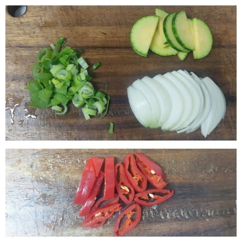 대파와 홍고추는 쫑쫑 썰고 애호박은 0.3cm로 반달썰기 해 주고 양파는 채썰어 준비합니다.