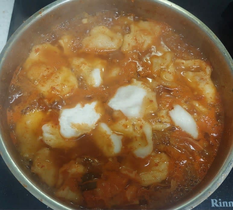 국물에 수제비 반죽을 얇게 떼어 넣어 줍니다.