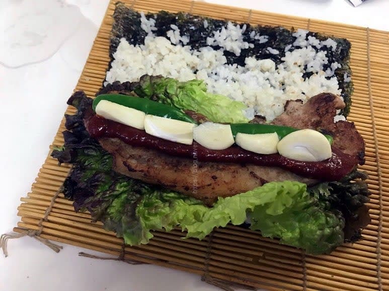 그리고 마늘을 이렇게 잘라서 길게~