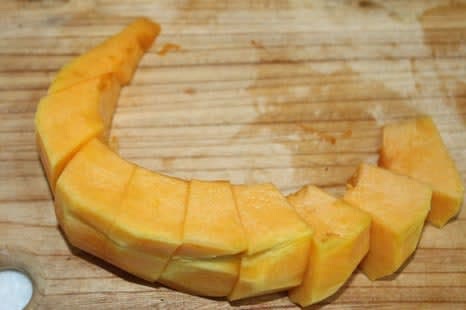껍질을 깎고 깍둑깍둑 썰어주세요 요건 냉동용