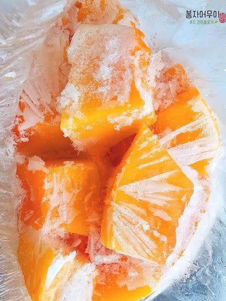깍둑 썰어준 호박은 비닐이나 지퍼팩에 담아서 냉동 보관했다가 호박죽이나 호박전에 사용하면 된답니다