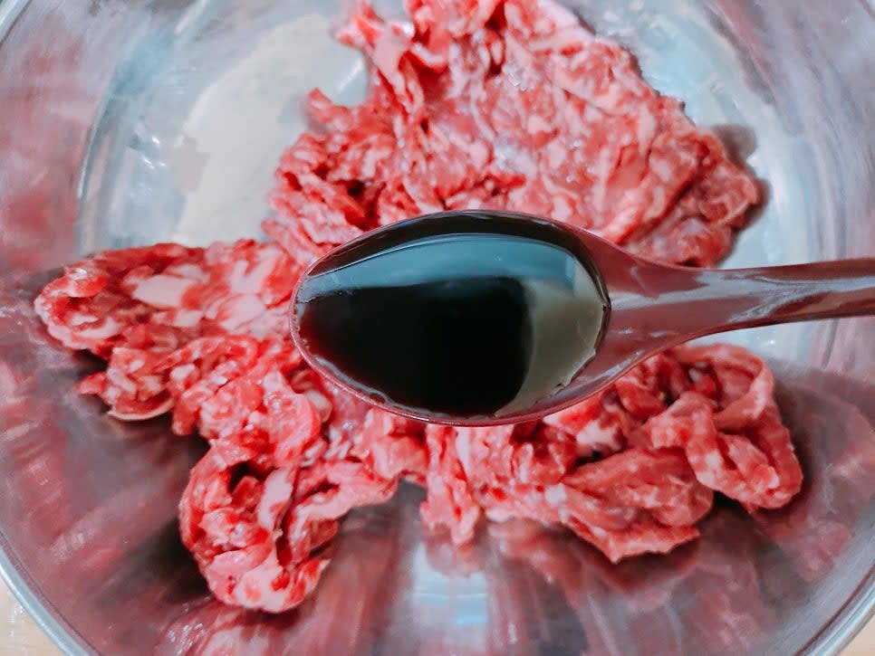 잡채용 소고기에 양조간장 1큰술, 설탕 2작은술, 다진 마늘 1/3큰술, 후춧가루를 넣고 잘 섞어 재워주세요