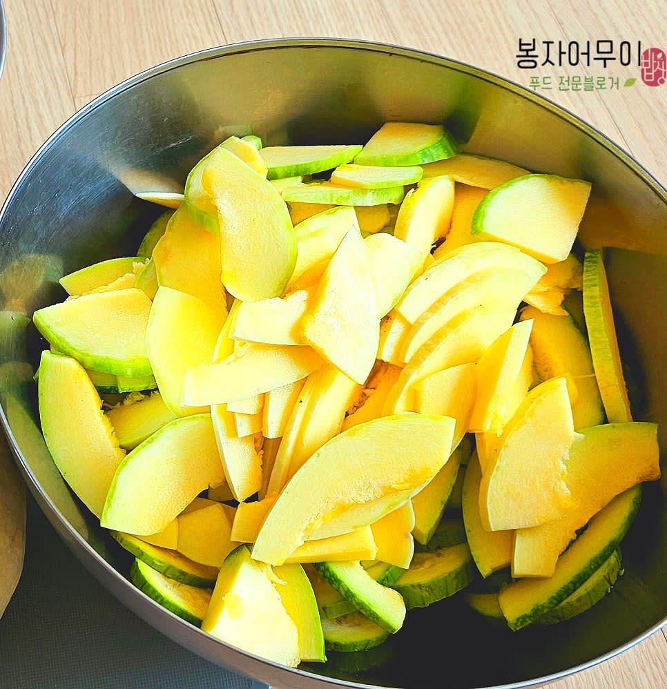 늙은호박을 납닥납닥하게 껍질까지 썰어줍니다