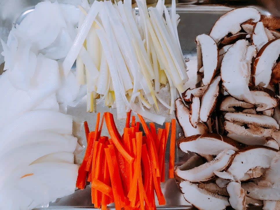 양파,당근,표고버섯은 채썰고 대파는 5cm 길이로 채 썰어주세요