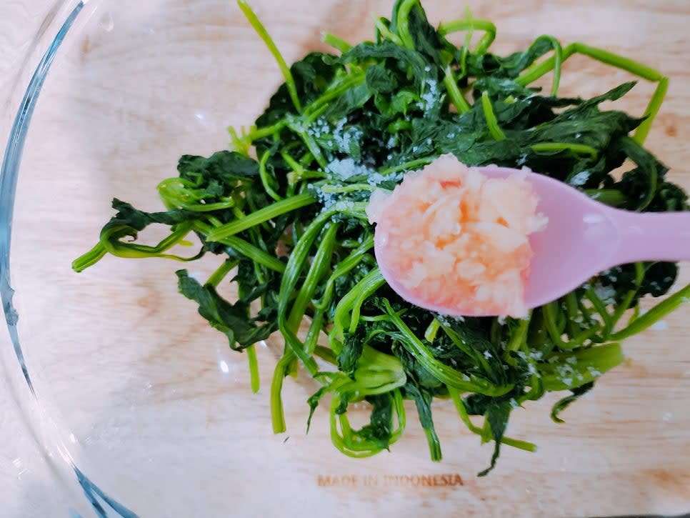 시금치는 깨끗하게 씻은 후 끓는 물에 소금 1/2작은술을 넣고 데친 후 찬물에 담갔다가 물기 제거 후 다진 마늘 1작은술, 참기름 1작은술, 소금을 넣고 무쳐주세요