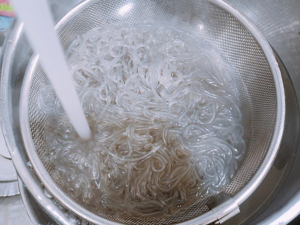 불린 당면을 끓는 물에 3분간 삶은 후 체에 밭쳐 찬물에 헹군 후 물기를 제거해 주세요