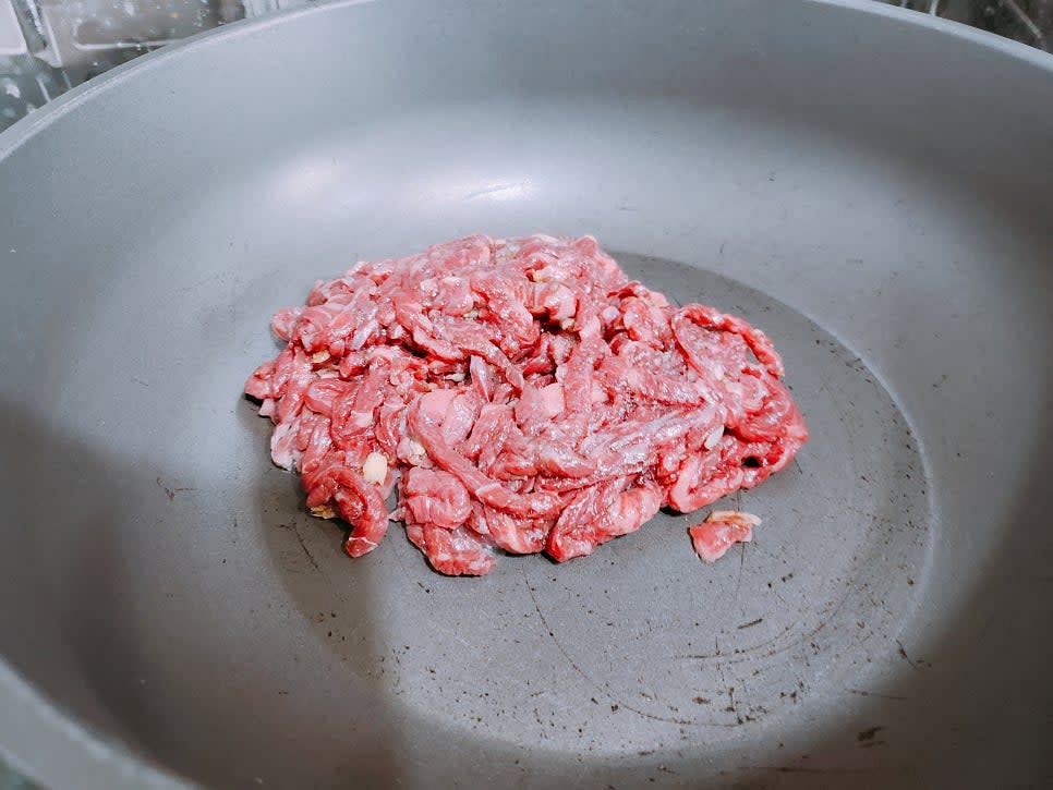 팬을 달군 후 양념한 잡채용 소고기를 넣고 볶다가 익으면 건져주세요