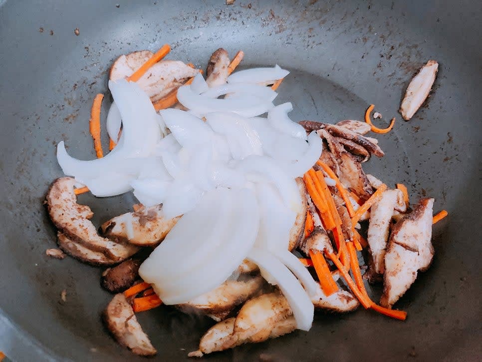 고기 국물이 남은 팬에 채 썰어둔 당근, 표고버섯을 넣고 볶다가 들기름 1큰술을 넣고 채 썬 양파를 넣고 볶아 주세요