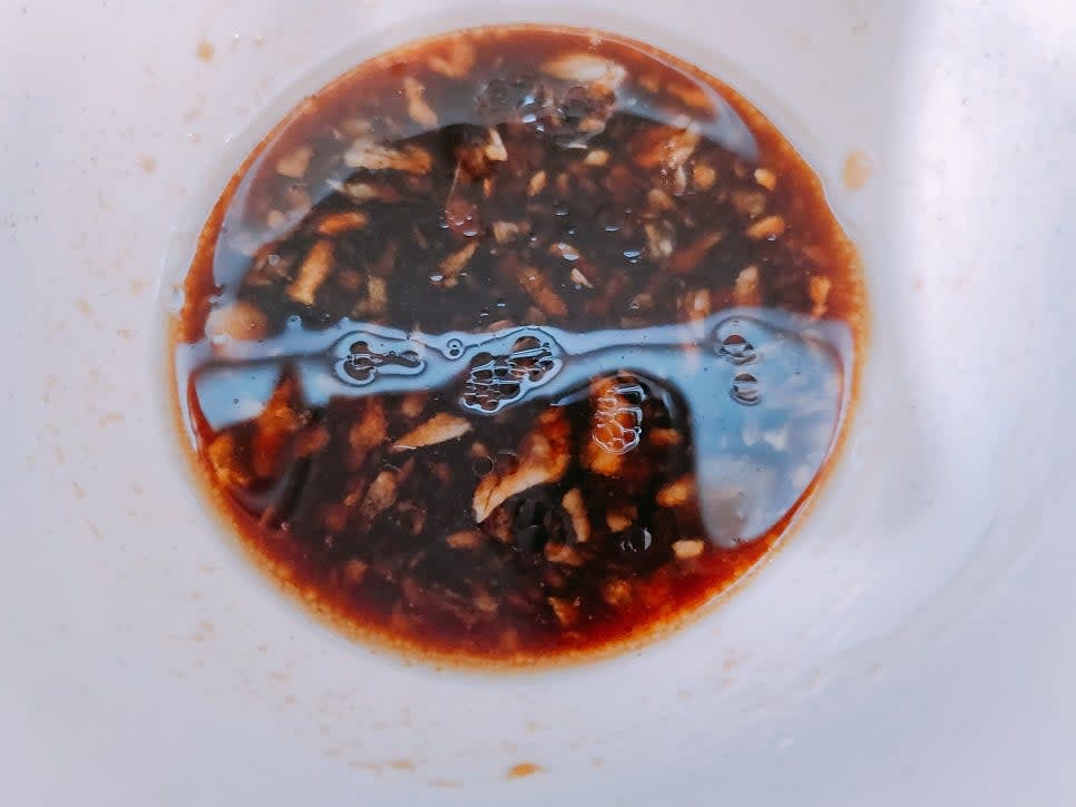 볼에 양조간장 5큰술, 설탕 4작은술, 다진 마늘 1큰술, 참기름 1큰술을 넣고 섞어 양념장을 만들어 주세요