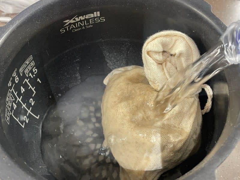 먼저 사용할 압력 밥솥에 물 2리터를 넣어 주세요.