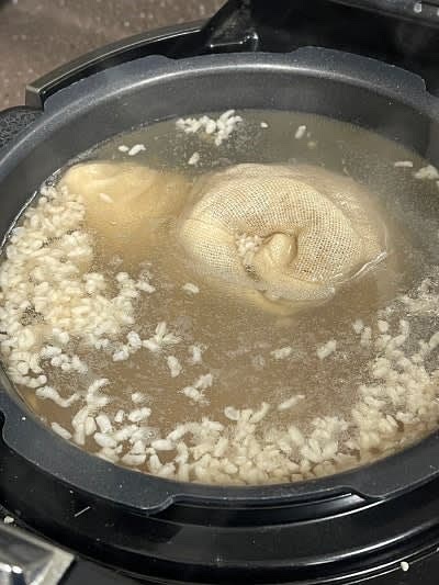 5시간 동안 삭힌 엿기름 위에 밥알이 동동 떠올랐다면 큰 냄비에 모두 부어주세요.