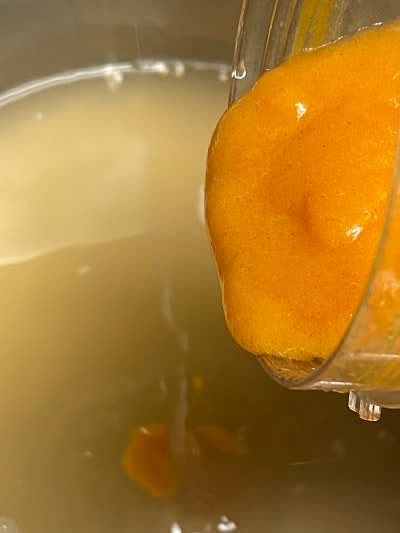 면포에 들어가 있는 엿기름을 짜서 빼준 뒤 설탕, 단감을 모두 부어주세요.