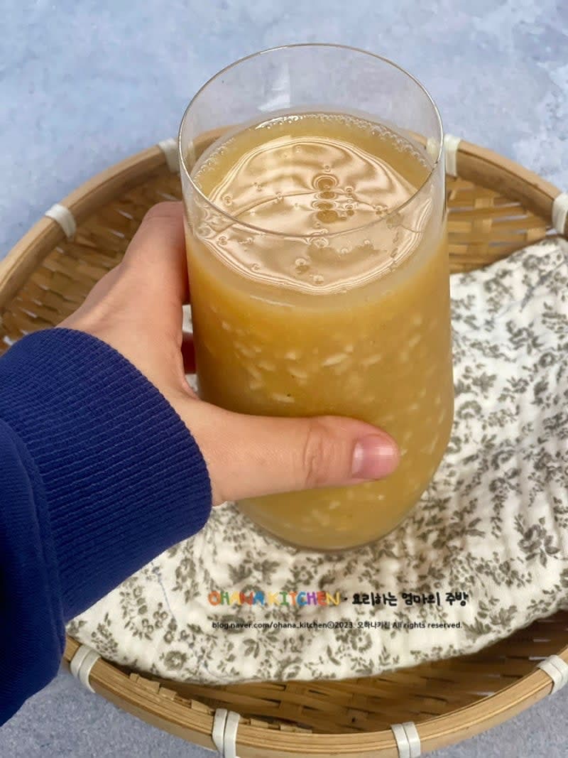 호박식혜보다는 덜 묵직하고 일반 식혜보다는 은은한 단맛이라 너무 고급 진 맛인 것 같아요.