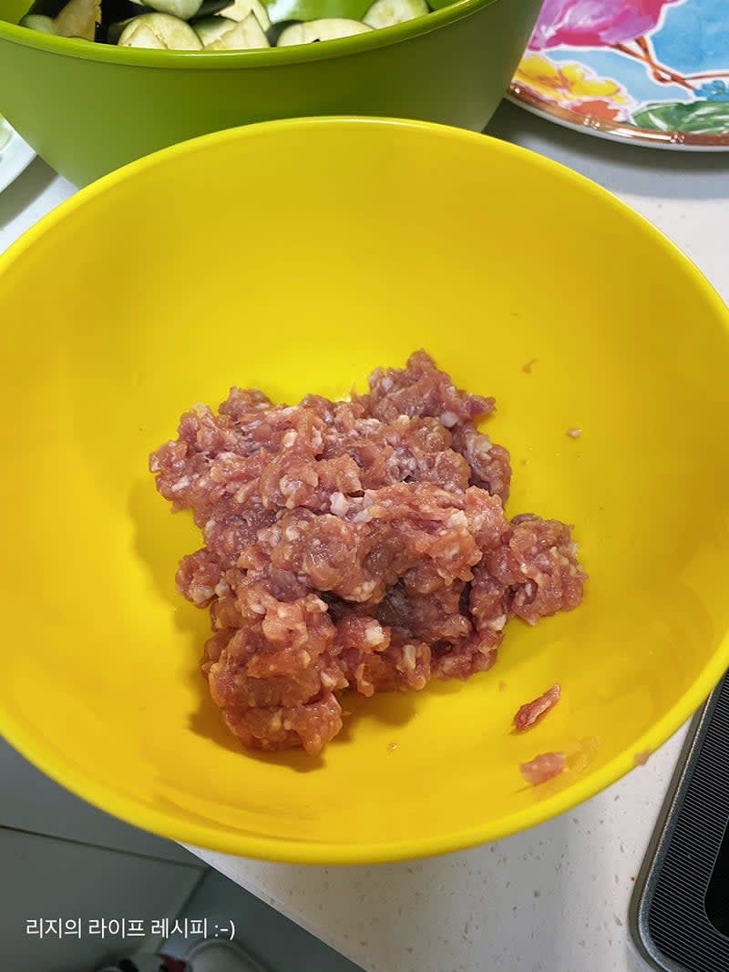 다진돼지고기에 미리 밑간을 해주세요 : 맛술, 소금, 후추 넣고 주물주물 밑간해주세요