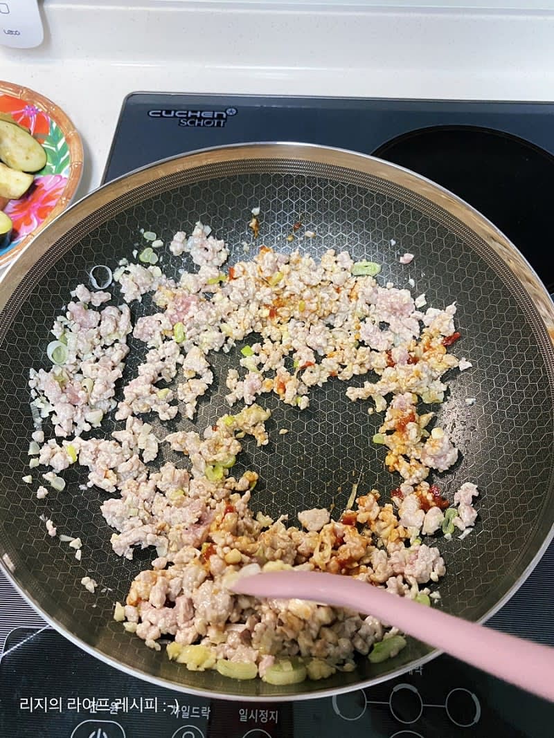 파기름을 내준 후, 다진마늘과 돼지고기를 넣고 볶다가, 두반장도 넣어 같이 볶아주세요