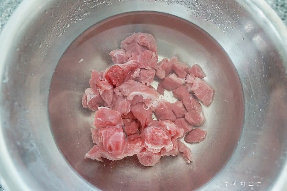 소고기 국거리 100g 은 물에 잠시 담가 핏물을 빼주세요.