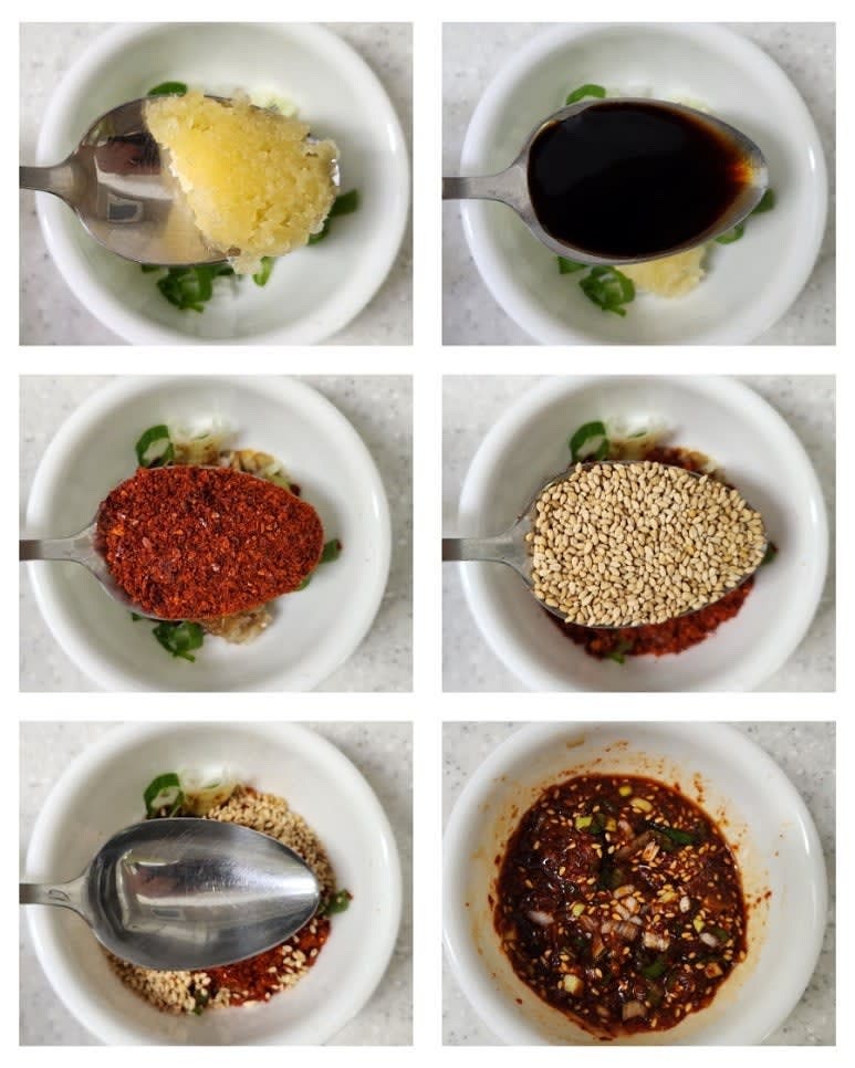 멸치국수 양념장은 대파 반대를 다져 소스 볼에 담은 뒤 다진마늘 1/2스푼 , 간장 2스푼 , 고춧가루 1스푼 , 통깨 1스푼 , 물 2스푼을 넣어 잘 섞어 줍니다.