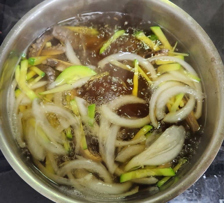 멸치육수 1L를 끓인 뒤 국간장 1스푼 , 소금 1/2티스푼 , 후추를 넣어 간을 맞추고 채 썬 양파와 애호박 , 표고버섯을 넣어 주세요. 
