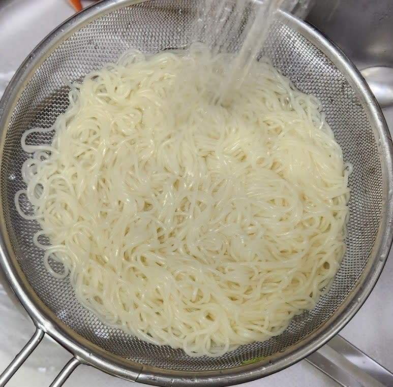 끓는 물에 소면을 4분 삶은 뒤 찬물에 헹궈 줍니다.