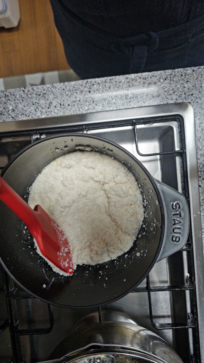불린 찹쌀은 물기를 뺀 뒤 참기름을 넉넉히 두른 냄비에 넣고 중불에서 3분의일정도 익을 때까지 볶아 주세요