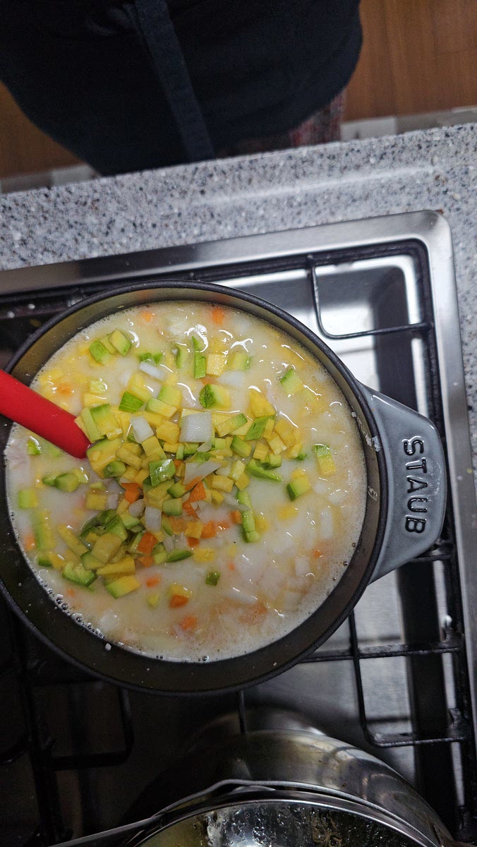 찹쌀이 익으면 준비한 야채와 닭가슴살을 넣어요