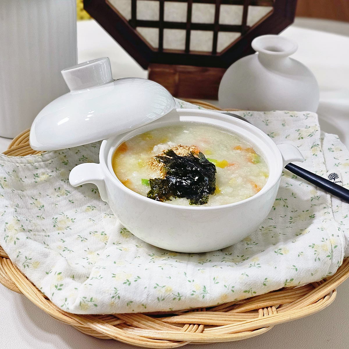 죽이 완성되면 먹음직스럽게 담아 깨소금 김가루를 뿌리고 참기름을 한 바퀴 둘러 마무리하세요.