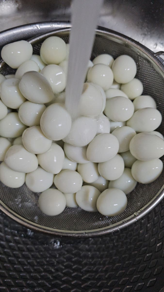 메추리알은
껍질을 까놓은 것을 준비하면 시간이 단축돼요